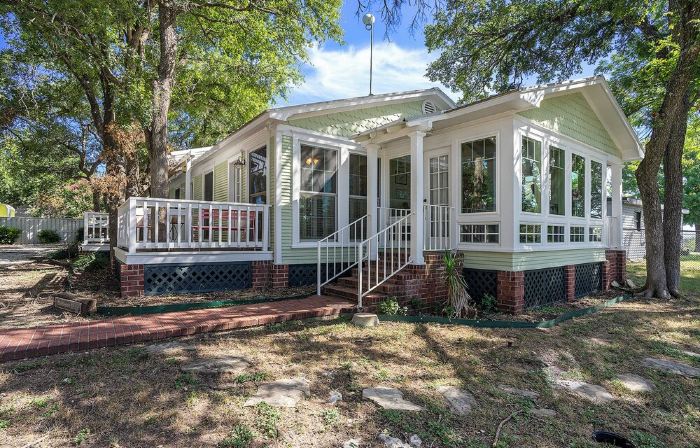 Cozy cottage with rooftop deck, fire pit, hot tub & community boat dock and cove