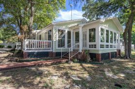 Cozy cottage with rooftop deck, fire pit, hot tub & community boat dock and cove