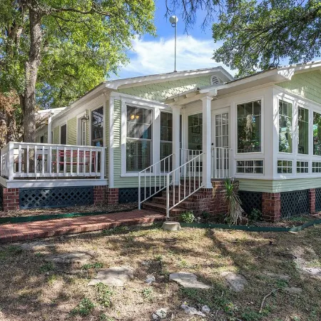 Cozy cottage with rooftop deck, fire pit, hot tub & community boat dock and cove