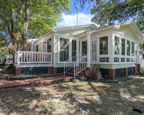 Cozy cottage with rooftop deck, fire pit, hot tub & community boat dock and cove Hotels in Bosque County