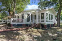 Cozy cottage with rooftop deck, fire pit, hot tub & community boat dock and cove
