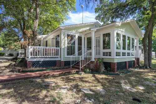 Cozy cottage with rooftop deck, fire pit, hot tub & community boat dock and cove Hotels in Bosque County