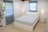Comfortable 3-bedroom home with WiFi and AC in Englewood, 3.5 mil. to beache