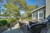 Waterfront Pet Friendly Fishing Pier, 5 Min to Beach, Sleeps 8+, Kayaks & Bikes!