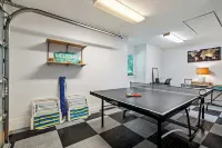 Jupiter Palm Oasis! Lakefront Pool Home w/ Game Room, BBQ, Beach Chairs, Coffee!