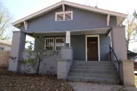 Modern Midtown Home -Dogs OK -Work Desks -Porch Swing -Fully Privacy Fenced Yard