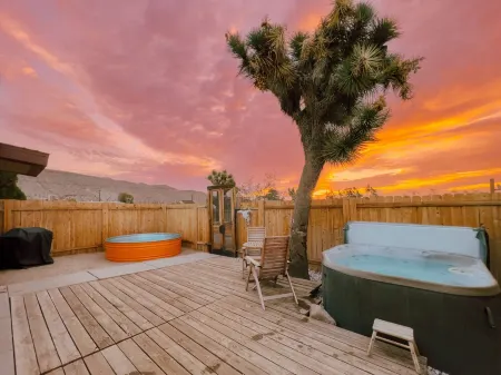 70s Vibes with Hot Tub & Pool! The Coyote House Отели рядом с достопримечательностью «Юкка Вэлли Элементари Скул»