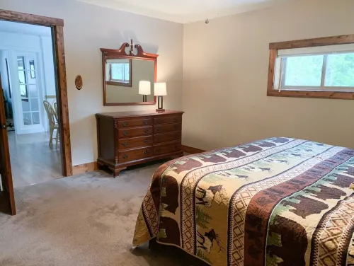 Cozy Bear Den - private house with fenced yard! - Homestays