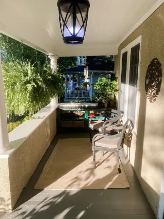 Charming Downtown Oasis! Private Parking, Patio & Yard!! Walk Everywhere.