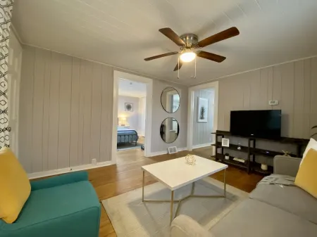 Quaint 2 bed 1 bath cottage style home