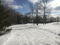 Ferguson Farmhouses on Oak Lake with 176 feet of shoreline in Kerrick Minnesota. パインのホテル