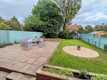 Beautiful Semi-detached House, Spacious for Family and Business.