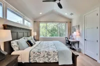 LUXE Spacious Downtown Retreat; SwimSpa; BBQ&FreeParking; Steps2 Moody&UT&6th St
