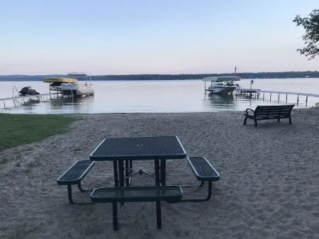 Duck Lake Peninsula Cottage Interlochen