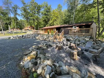 Walk to Beach - Pet friendly Cabin w/ Workspace