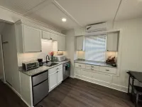 Zen Den - jetted tub, massage chair, home theater, EV charger, King bed, parking