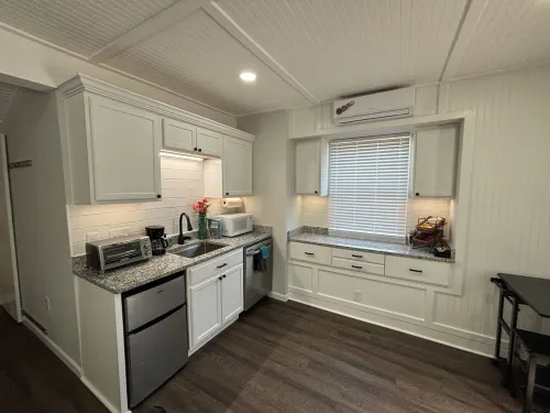 Zen Den - jetted tub, massage chair, home theater, EV charger, King bed, parking Hotels in Burleson