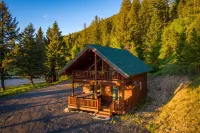 Hot Tub on Deck. 14 Miles to Yellowstone! Easy Access. - Chalets