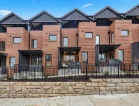 Gorgeous 1-bedroom 3 story Condo with AC and WiFi in nice Knoxville