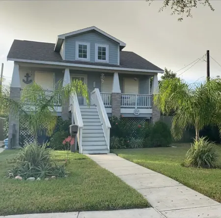 Bay View, Fishing, Watersports, Tropical Yard, Central Location! Отели рядом с достопримечательностью «Галвестон Айленд Конвеншен Сентер эт Сан Луис Резорт»