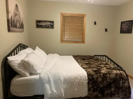 Lazy Bear Lodge 25 min to Beech Mountain Hot Tub and Pool Table Отели в г. Джонсон