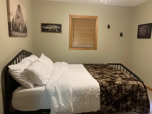 Lazy Bear Lodge 25 min to Beech Mountain Hot Tub and Pool Table