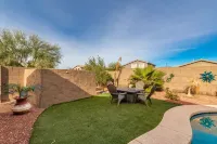 Clean, quiet, comfy and charming in beautiful Estrella Mountain Ranch!