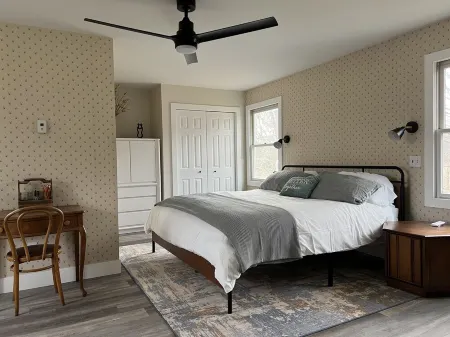 Charming farmhouse with 4 bedrooms, indoor pool, WiFi and AC in soothing Otsego