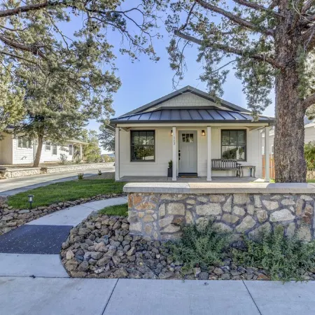 Charming downtown bungalow on Park Avenue