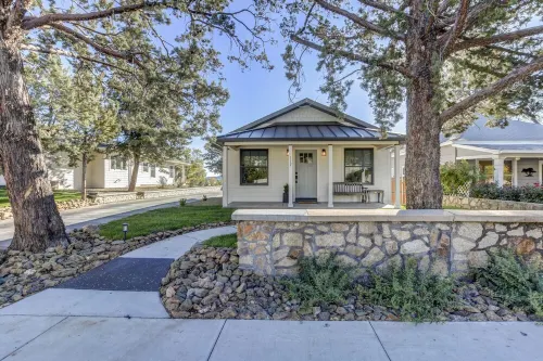 Charming downtown bungalow on Park Avenue