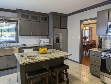 Big Red Comfortable, welcomes pets, & sleeps 6