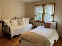 Starview Ranch: 3 homes w/ 7 bdrms, pool, sauna, spa & gym on 50 beautiful acres