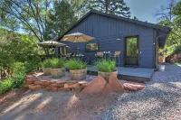 Modern Mountainside Home w/ Large Deck, Near Downtown & Skiing Hotel a 