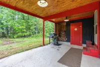 Sunday River less than 1 mile! Hot Tub! Fire Pit! Sleeps 10!