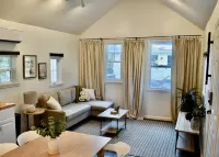 Cute tiny home with everything you need! Hotels in Cedar Falls