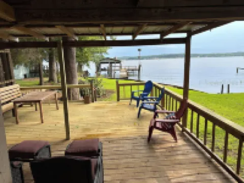 Peaceful lake front home with wrap around porch and relaxing views! Hotels in Union Parish