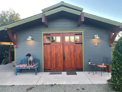 1-bedroom vacation guest cottage minutes from the famous Sonoma square