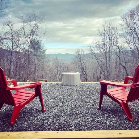 Stylish Cataloochee Mtn Cabin with a hot tub.