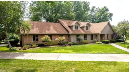 The Urban Lake House: Near Avalon Grand Resort