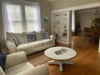 Charming 2 bed-room apartment in heart of town