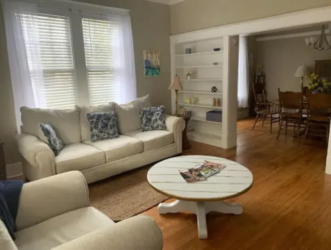 Charming 2 bed-room apartment in heart of town