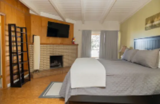 Large duplex w/6 bedrooms, 4 baths, 2 living rooms, washer/dryer. Pet friendly!