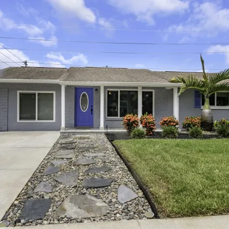 Heated Pool+Fire Pit+Trails+4 Min to Beach