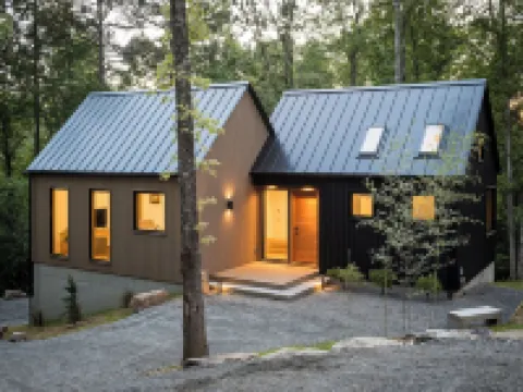 Elevated Forest Retreat: 1BR Near Asheville ウィーヴァーヴィルのホテル