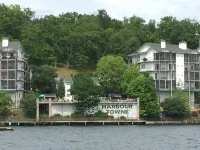 Amazing view!! Convenient location, Beautiful 3BR, Lakefront Condo with 2 Pools