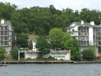 Amazing view!! Convenient location, Beautiful 3BR, Lakefront Condo with 2 Pools Отели рядом с достопримечательностью «Lake Ozark Helicopters, Inc.»