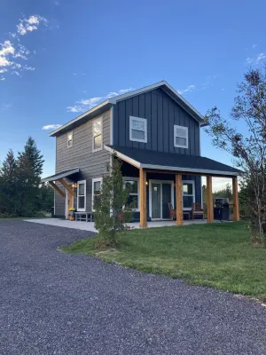 NEW Two bedroom two story home just outside of Calumet Hotel dekat Laurium Manor Mansion Tour