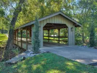 Private Cabin on acreage with pool & tennis court! Hotel a Edmond