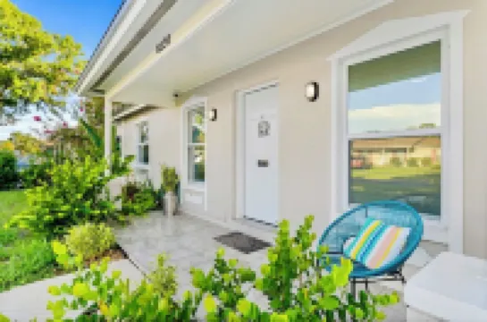 Spacious 4Br Retreat in Tampa Family & Pet-Friendly Hotels in Palm River-Clair Mel