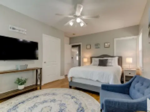 HOLIDAY SALE! Nice Downtown Dunedin Bungalow! โรงแรมในดูนดิน